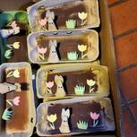 Gebastelte Eierkartons mit Hase und Blumen