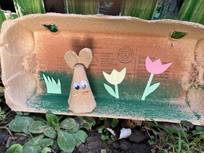 Gebastelte Eierkartons mit Hase und Blumen