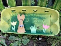 Gebastelte Eierkartons mit Hase und Blumen