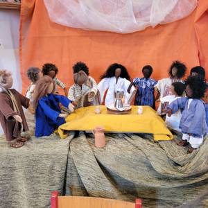 Filzfiguren sitzen beim Abendmahl