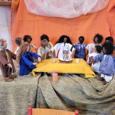 Filzfiguren sitzen beim Abendmahl