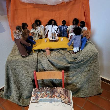 Filzfiguren sitzen beim Abendmahl