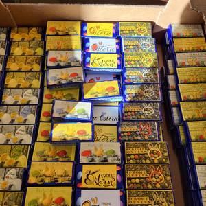 Schachteln mit Ostergeschenken