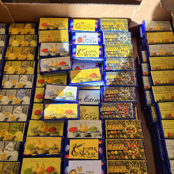 Schachteln mit Ostergeschenken