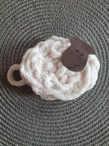 Gebasteltes Schaf aus Wollschnur und Papier